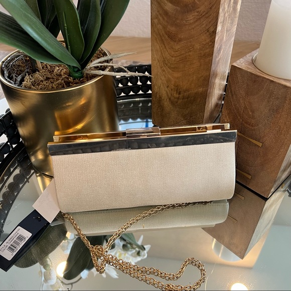 La Regale Woven Frame Clutch - Picture 3 of 7